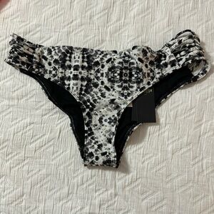 Low Rise black and white swim bottom